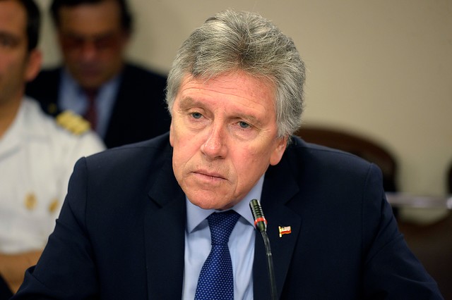 Ministro de Defensa: Policías y carabineros están “absolutamente sobrepasados y desbordados”