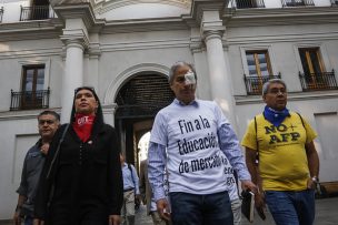 Presidente del Colegio de Profesores llega con un parche en el ojo a La Moneda