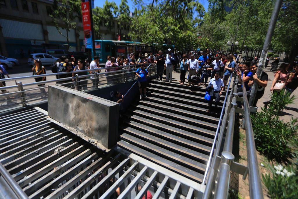 Metro cierra estaciones temporalmente por convocatorias a evasiones masivas