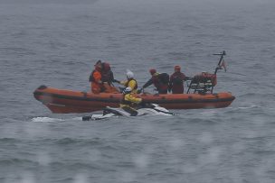 Armada junto a bote salvavidas rescatan a hombre desde roqueríos en Valparaíso