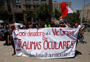 Coordinadora de Víctimas de Traumas Oculares protestaron frente a La Moneda