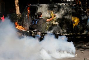 Cinco carabineras quedan lesionadas tras ser atacadas por una turba en Santiago