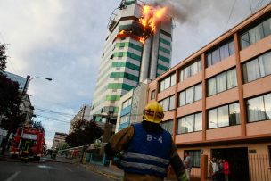 Concepción: Investigan intencionalidad por incendio en edificio de caja Los Andes