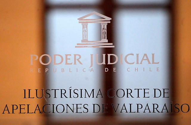Ordenan sumario a Carabineros por detenido en toque de queda que fue llevado en bata y pañales a audiencia
