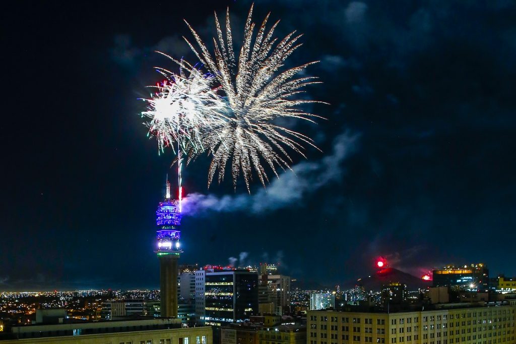 Metro de Santiago anuncia que extenderá su horario por regreso de fuegos artificiales en la Torre Entel