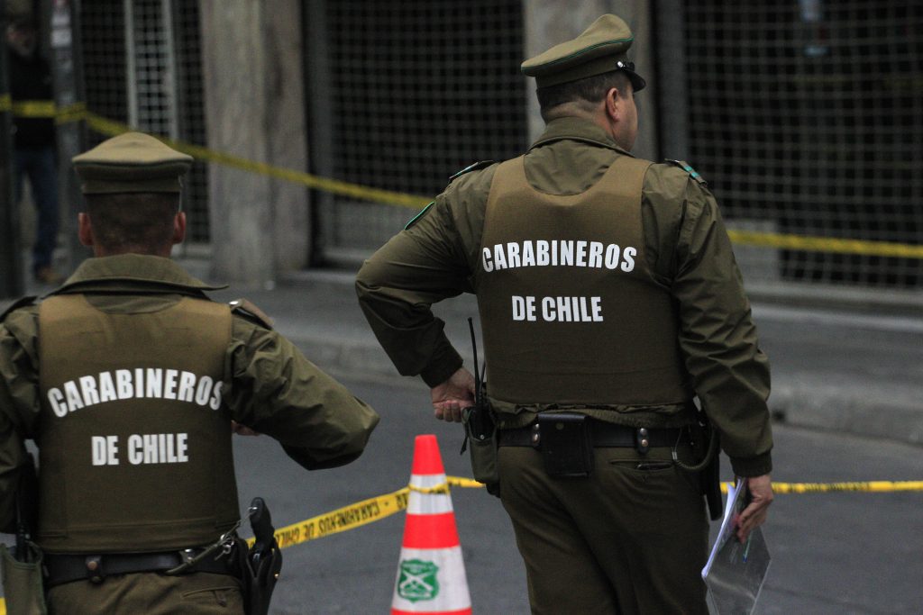 Una comisaría y un banco fueron víctimas de ataques incendiarios en Santiago