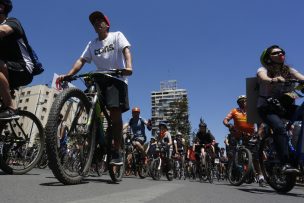 Colectivo de ciclistas llegó a manifestarse frente a la casa del presidente Piñera