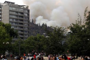 Decretan alerta roja para Providencia por incendio en Cerro San Cristóbal