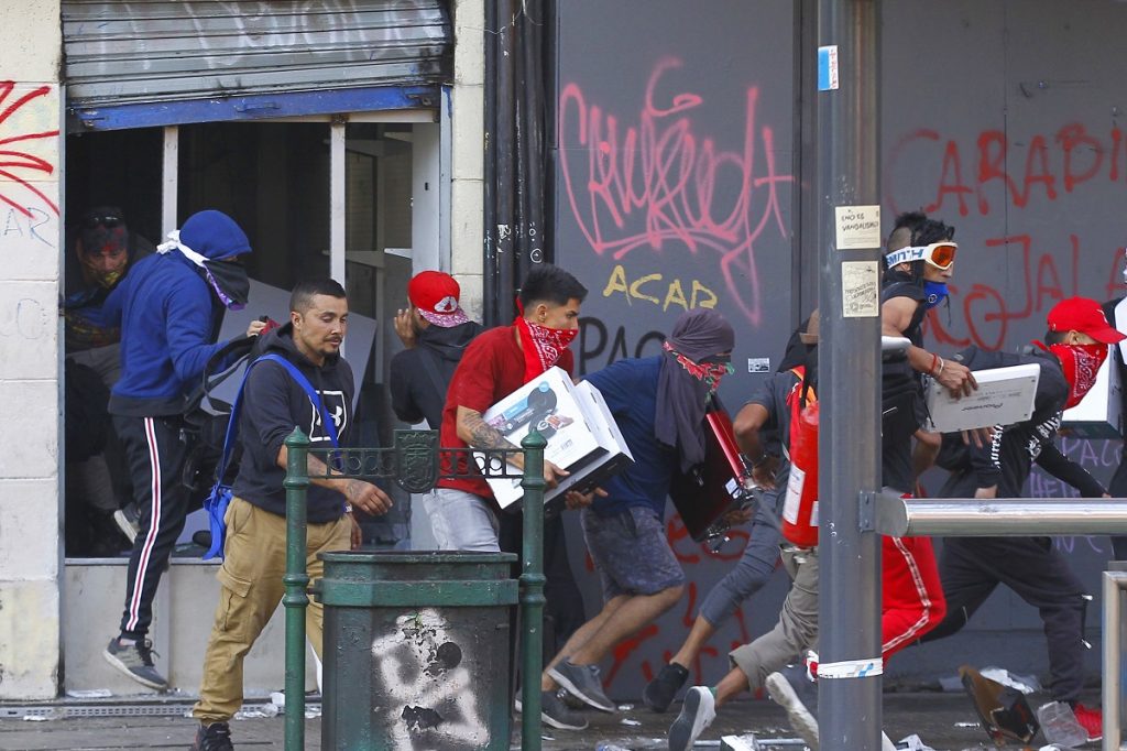 Carabineros detuvo a 4 dominicanos que guardaban productos saqueados