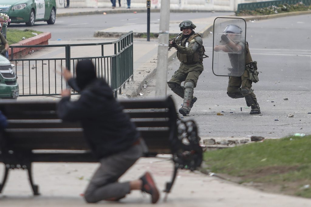 Carabineros reciben sólo 8 horas de instrucción en uso escopeta antidisturbios