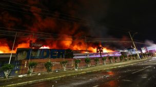 Incendio en supermercado de Arica obligó a evacuar viviendas