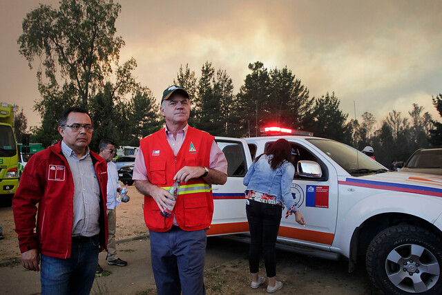 Ministro de Agricultura asegura intencionalidad de incendios: “Bomberos ha encontrado bidones con bencina”