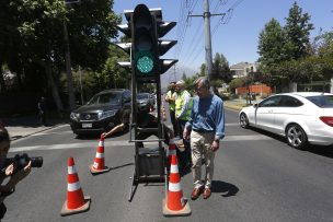 Las Condes implementa semáforos portátiles para reemplazar a los vandalizados