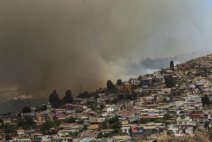 Onemi solicita evacuar algunos sectores de Valparaíso tras incendio