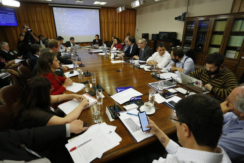 Comisión de Constitución de la Cámara de Diputados inició análisis de proyectos que reduce número de parlamentarios