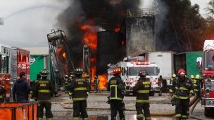 Incendio en Lampa está controlado, pero extinción de las llamas tardará horas