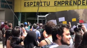 Incidentes en sede de Universidad Mayor: Destrozan barreras y rompen cámaras de seguridad