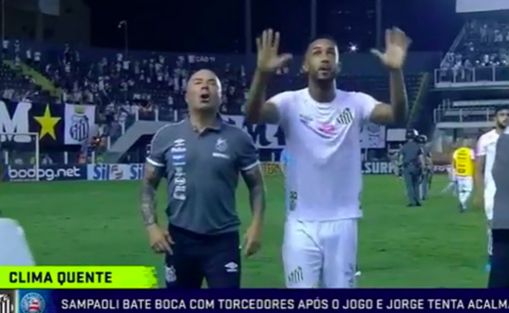 [VIDEO] Jorge Sampaoli casi termina a los golpes con un fanático del Santos