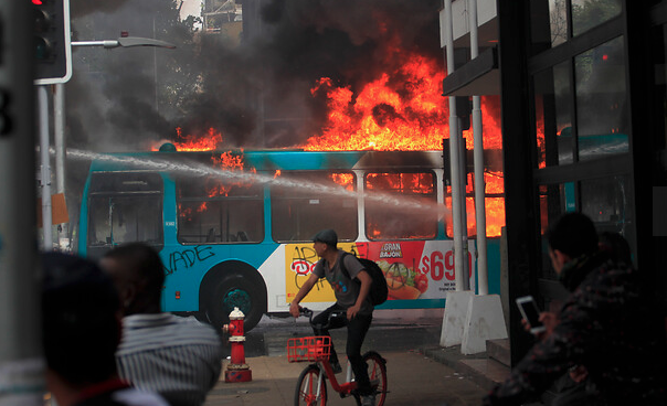 Transantiago: 17 choferes agredidos, 4 buses quemados y 506 vandalizados