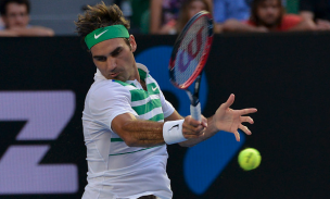 Tenis: Federer apabulló a Djokovic y avanzó en las Finales de la ATP