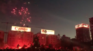 Manifestación en Plaza Baquedano incluyó fuegos artificiales