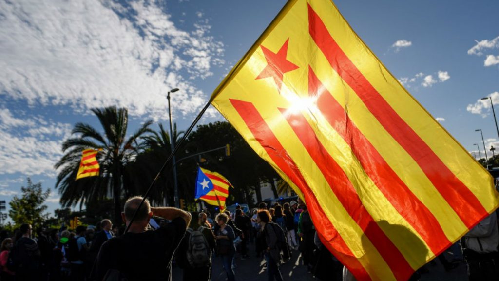 España pide la captura de tres separatistas catalanes en Bélgica y Escocia