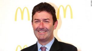 Director ejecutivo de McDonald's fue despedido por mantener romance con empleada