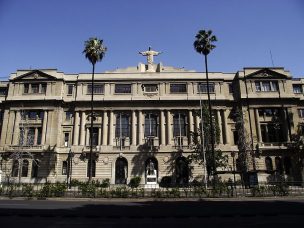 Grupo de encapuchados fue desalojado de la casa central de la Universidad Católica