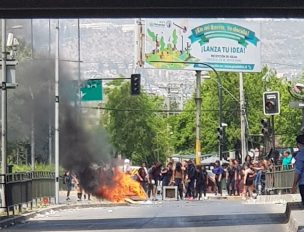 Manifestaciones y barricadas se registran en la rotonda Grecia en Peñalolén