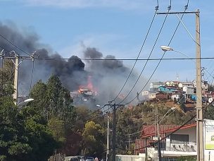 Bomberos logró controlar incendio en la localidad de Rodelillo y Los Placeres en Valparaíso