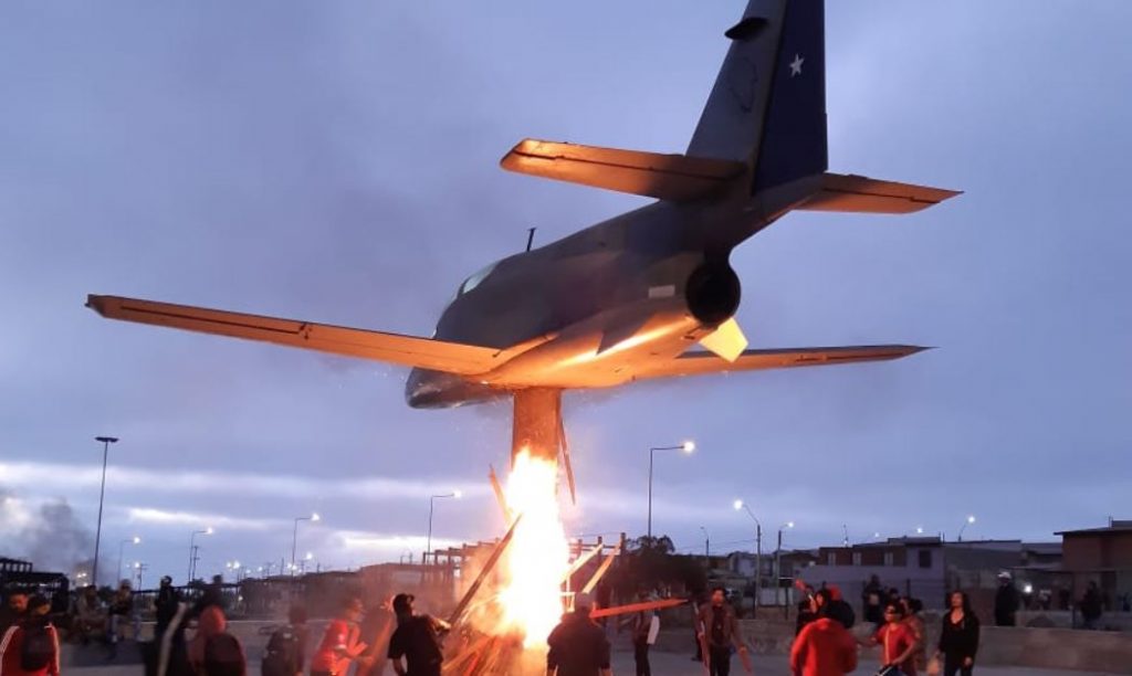 Fuerza Aérea rechaza intento de quema de monumento de avión “Halcón” en Alto Hospicio