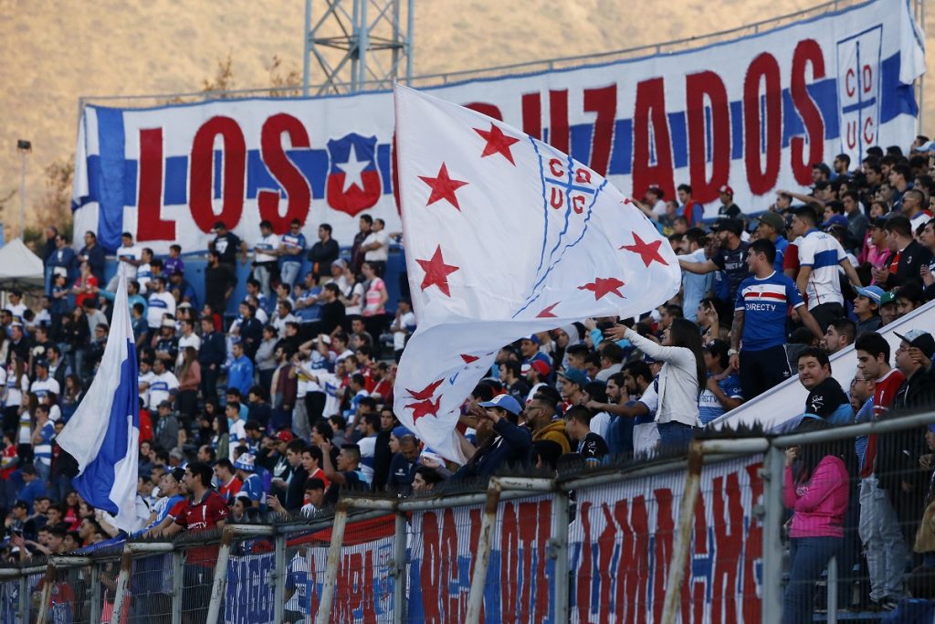 “No se juega”: Barristas de los Cruzados colgaron lienzo en San Carlos