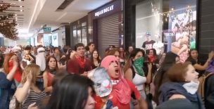 Grupo de manifestantes protestaron en Mall Parque Arauco: tiendas debieron bajar sus cortinas