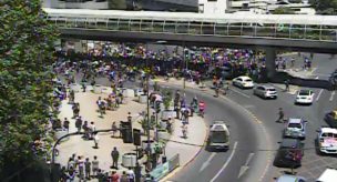 Manifestantes comienzan a arribar al Costanera Center y estación Tobalaba cierra sus puertas