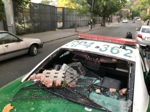 Turba ataca a dos carabineros que se desplazaban en un radiopatrulla en Recoleta