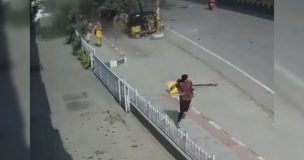 VIDEO | Automóvil cae desde un puente en la India y mata a un transeúnte