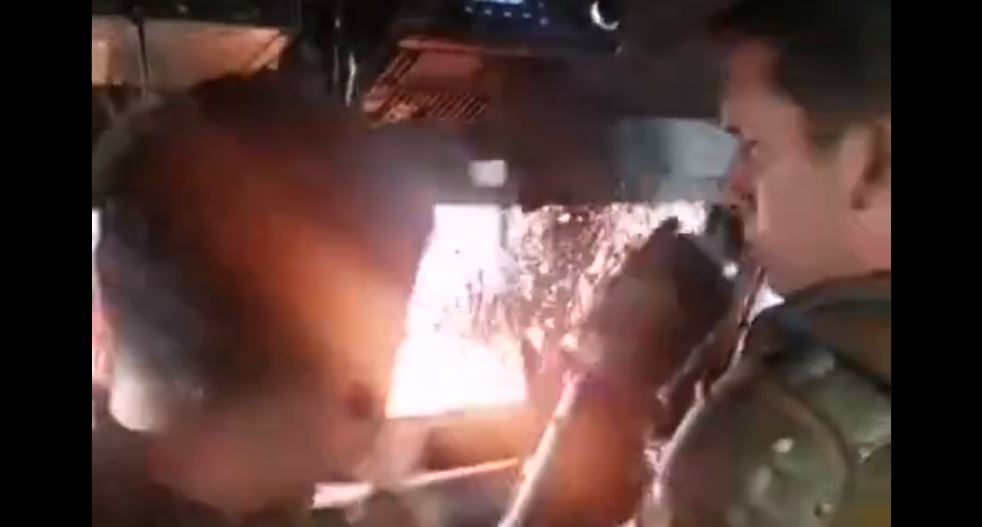 “¡No vemos nada!”: Video al interior de vehículo de Carabineros registra ataque con bombas molotov