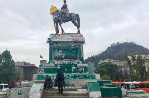 Plaza Italia amaneció con rayados a favor de Carabineros