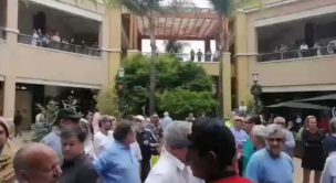 Manifestantes irrumpen con cacerolas y cánticos en Mall Portal La Dehesa [VIDEO]