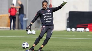 Claudio Bravo llegó a Chile en silencio y la Roja comenzó con los entrenamientos