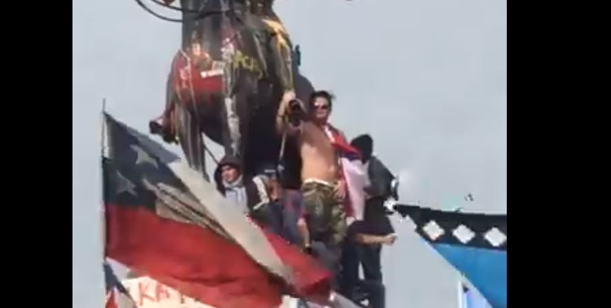 Junior Playboy es divisado luciéndose en el monumento de Plaza Baquedano