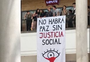 Manifestantes irrumpen con gritos y lienzos en Mall Alto Las Condes