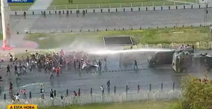 Manifestantes que caminaron desde Limache fueron dispersados por Carabineros tras 6 minutos frente a La Moneda