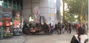 [VIDEO] Encapuchados rompen barreras e hicieron ingreso a la Torre Telefónica en Plaza Italia