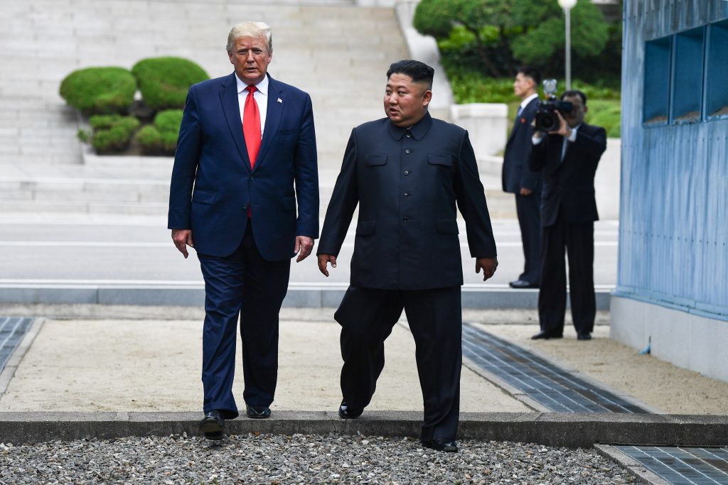 Trump advierte que Kim Jong Un tiene “todo” para perder si se muestra “hostil”