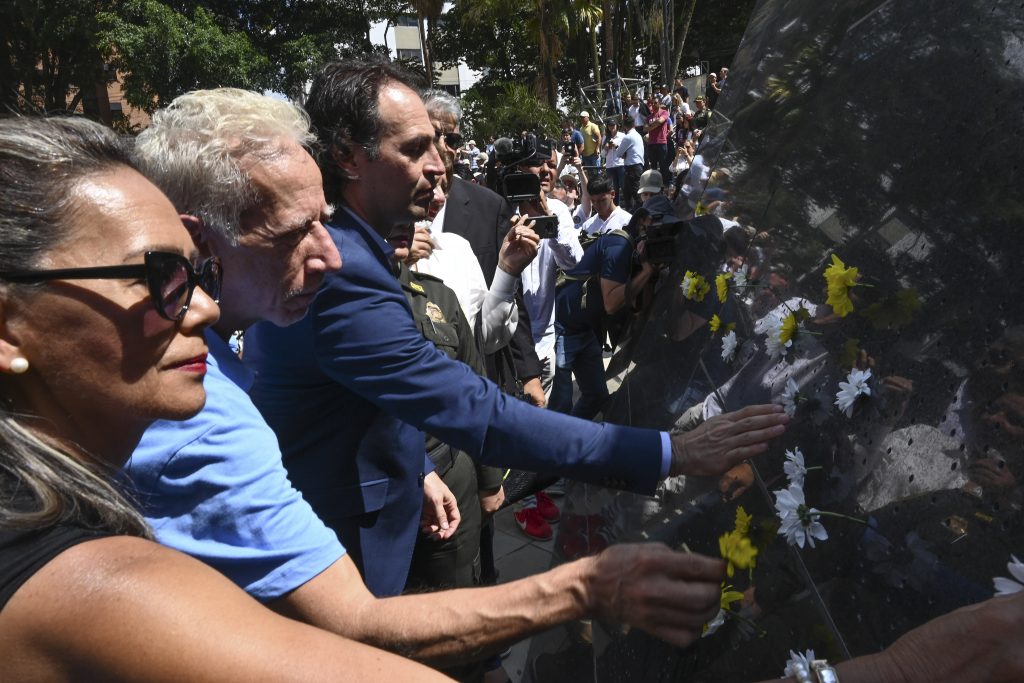 Erigen monumento a víctimas del narcoterrorismo en derrumbado fortín de Escobar en Medellín