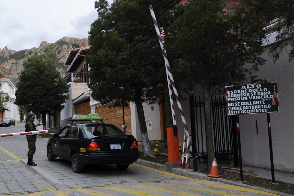 España sospecha que sus diplomáticos en Bolivia cayeron en una “encerrona”