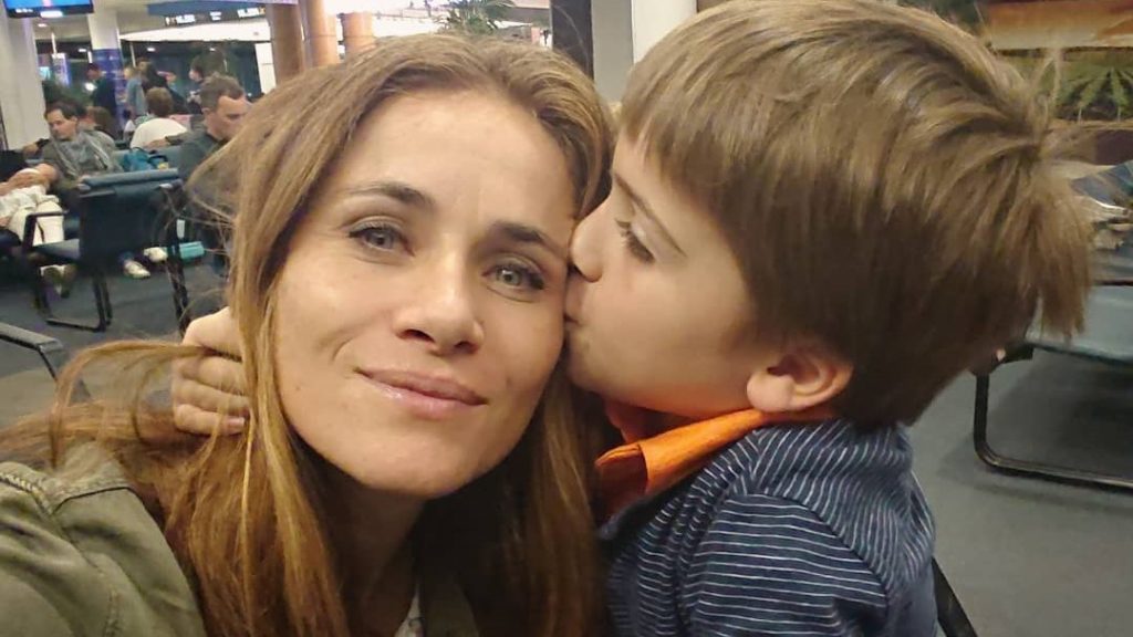 Amaya Forch y Amaro Gómez-Pablos sorprenden a su hijo con navideña intervención: quedó en video