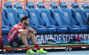 Hinchas de la U se van en picada contra Azul Azul tras la desvinculación de Johnny Herrera del club