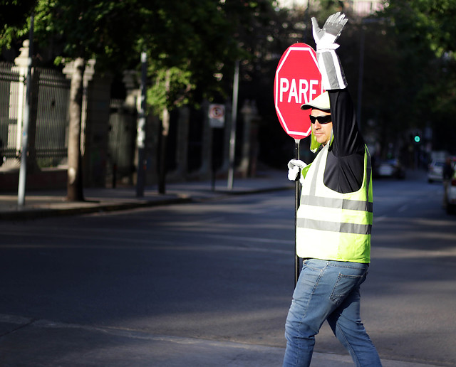 Debutaron los “semáforos humanos”: trabajan cuatro horas y obtienen $20 mil diarios